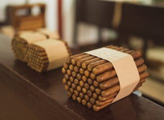 Câte cartușe de țigări poți transporta legal în avion?