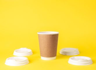 Cum aleg organizatorii pahare de unică folosință potrivite pentru băuturi reci