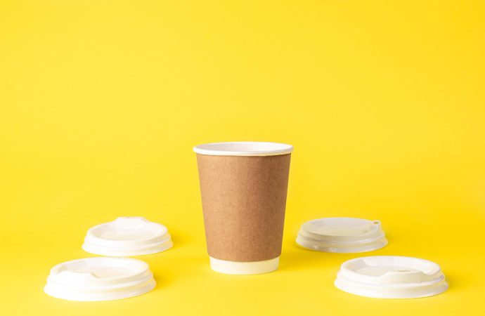 Cum aleg organizatorii pahare de unică folosință potrivite pentru băuturi reci